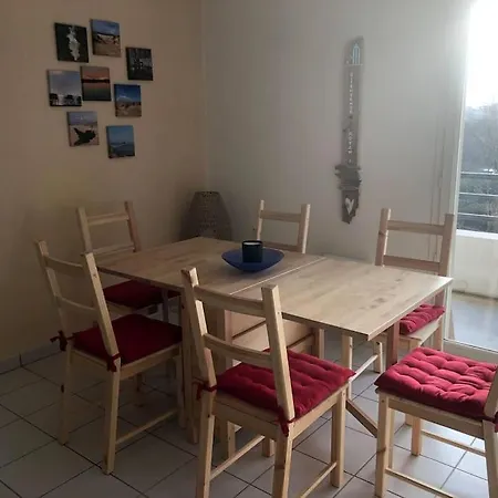 Appartement à Avec Accès Piscine *